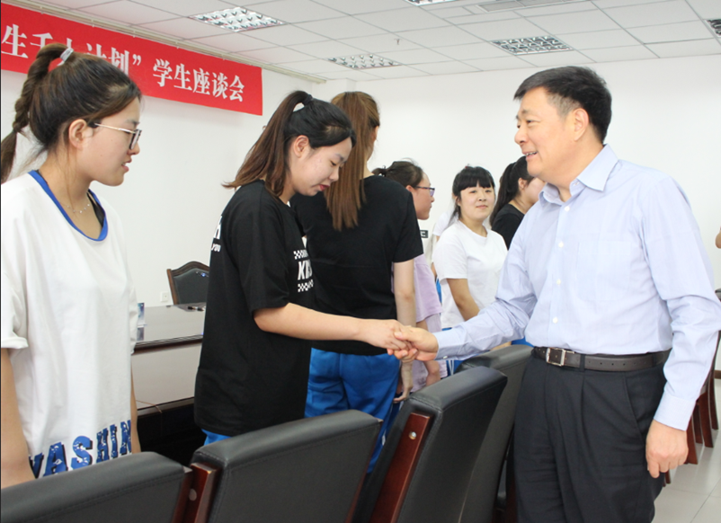 1528868965177476.png 大學(xué)生座談會1.png